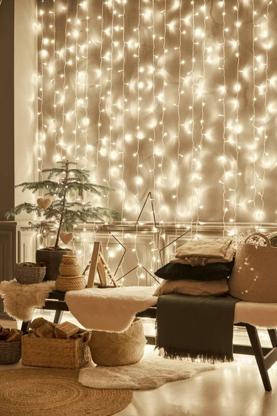 Klassiska lägenheter med dekorerad julgran och presenter. Julafton i ljuset av ljus och girlanger. Leva med öppen spis och stuckatur. — Stockfoto