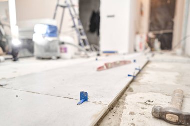 Çatı katı tarzında büyük seramik fayanslar, beton. Evdeki yemek odasının tamiri, mutfak yeri, zemin kaplaması. Tasarım için içi boş, gri beton duvar.