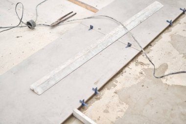 Çatı katı tarzında büyük seramik fayanslar, beton. Evdeki yemek odasının tamiri, mutfak yeri, zemin kaplaması. Tasarım için içi boş, gri beton duvar.