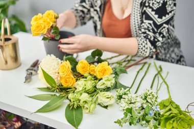 Buket 012. Adım adım vazoya çiçek yerleştirmek. Çiçek demeti, eve gitmek için hazır. Dekorasyon için taze kesilmiş çiçekler. Avrupa çiçekçisi. Taze kesilmiş çiçek getirdim..
