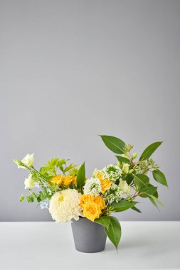 Buket 012. Çiçek aranjmanını ev için vazoda bitirdim. Çiçekler demet, iç için ayarlı. Dekorasyon için taze kesilmiş çiçekler. Avrupa çiçekçisi. Taze kesilmiş çiçek getirdim..