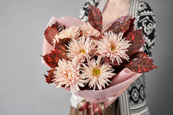 Mono ramo de crisantemo en manos de las mujeres. Tienda floral europea. el trabajo de la floristería en una florería. Entrega flor fresca cortada. — Foto de Stock