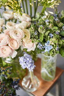 İç dekorasyon için beyaz ve mavi çiçekler. Çiçekçi dükkanındaki çiçekçinin işi. Taze kesilmiş çiçek. Avrupa çiçekçisi. Taze kesilmiş çiçek getirdim.