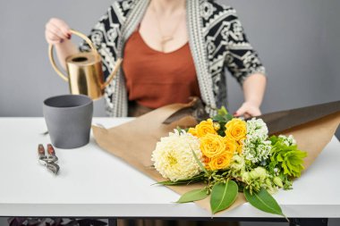 Buket 012. Adım adım vazoya çiçek yerleştirmek. Çiçek demeti, eve gitmek için hazır. Dekorasyon için taze kesilmiş çiçekler. Avrupa çiçekçisi. Taze kesilmiş çiçek getirdim..