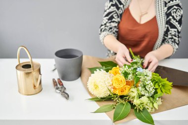 Buket 012. Adım adım vazoya çiçek yerleştirmek. Çiçek demeti, eve gitmek için hazır. Dekorasyon için taze kesilmiş çiçekler. Avrupa çiçekçisi. Taze kesilmiş çiçek getirdim..