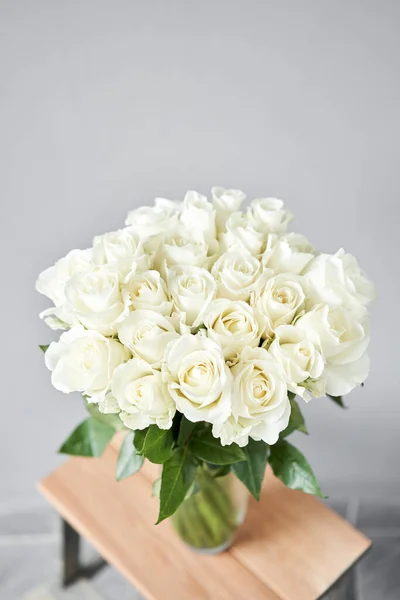 Rose blanche dans un vase. Fond estival. Bouquet de roses présent pour la fête des mères. Photo de Fleurs pour un catalogue de fleurs boutique en ligne et livraison. — Photo