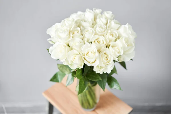 Белая роза в вазе. Летний фон. Букет роз в подарок ко Дню матери. Фото цветов для каталога цветочного интернет-магазина и доставки. — стоковое фото