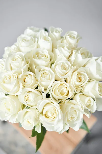 White rose in a vase . Summer background. Bouquet of roses present for Mothers Day. Photo of Flowers for a catalog of flower online store and delivery. — Stock Photo, Image