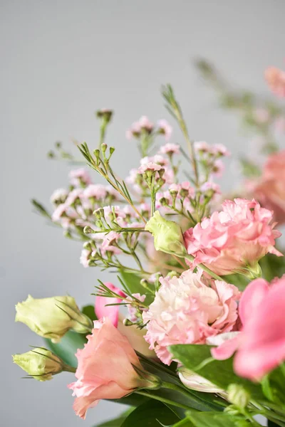 Bouquet 001. Finished flower arrangement in a vase for home. Flowers bunch, set for interior. Fresh cut flowers for decoration home. European floral shop. Delivery fresh cut flower. — Stock Photo, Image