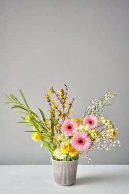 Kenzan 'daki çiçek aranjmanını bitirdim. Çiçekler demet, iç için ayarlı. Dekorasyon için taze kesilmiş çiçekler. Avrupa çiçekçisi. Taze kesilmiş çiçek getirdim..