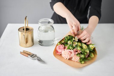 Buket 015. Adım adım vazoya çiçek yerleştirmek. Çiçek demeti, eve gitmek için hazır. Dekorasyon için taze kesilmiş çiçekler. Avrupa çiçekçisi. Taze kesilmiş çiçek getirdim..