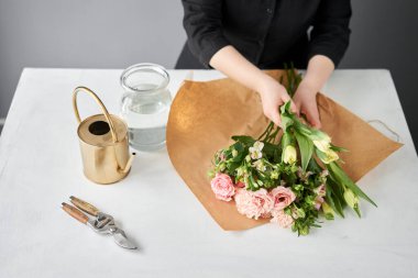 Buket 015. Adım adım vazoya çiçek yerleştirmek. Çiçek demeti, eve gitmek için hazır. Dekorasyon için taze kesilmiş çiçekler. Avrupa çiçekçisi. Taze kesilmiş çiçek getirdim..