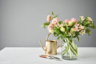 Buket 015. Çiçek aranjmanını ev için vazoda bitirdim. Çiçekler demet, iç için ayarlı. Dekorasyon için taze kesilmiş çiçekler. Avrupa çiçekçisi. Taze kesilmiş çiçek getirdim..