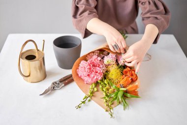 Çiçek demetini boşaltıyorum, eve gidiyorum. Dekorasyon için taze kesilmiş çiçekler. Avrupa çiçekçisi. Taze kesilmiş çiçek getirdim..
