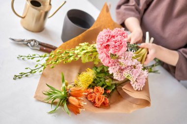 Çiçek demetini boşaltıyorum, eve gidiyorum. Dekorasyon için taze kesilmiş çiçekler. Avrupa çiçekçisi. Taze kesilmiş çiçek getirdim..