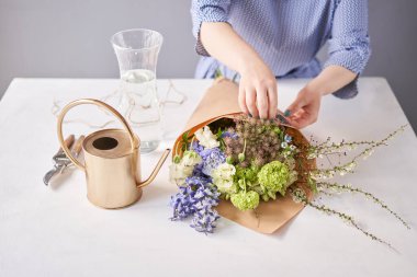 Çiçekleri adım adım vazoya yerleştirin. Çiçek demeti, eve gitmek için hazır. Dekorasyon için taze kesilmiş çiçekler. Avrupa çiçekçisi. Taze kesilmiş çiçek getirdim..