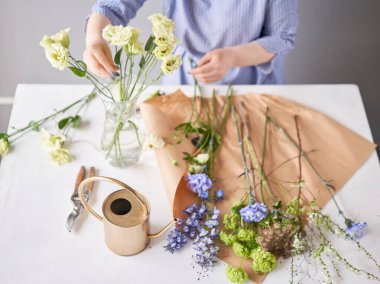 Çiçekleri adım adım vazoya yerleştirin. Çiçek demeti, eve gitmek için hazır. Dekorasyon için taze kesilmiş çiçekler. Avrupa çiçekçisi. Taze kesilmiş çiçek getirdim..
