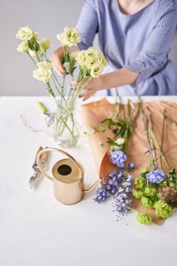 Çiçekleri adım adım vazoya yerleştirin. Çiçek demeti, eve gitmek için hazır. Dekorasyon için taze kesilmiş çiçekler. Avrupa çiçekçisi. Taze kesilmiş çiçek getirdim..