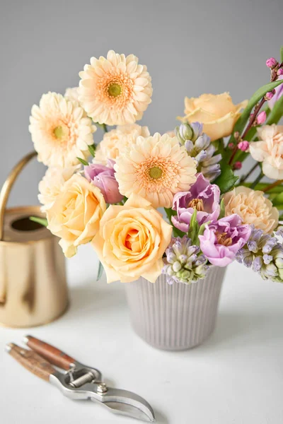 Finished flower arrangement in a vase for home. Flowers bunch, set for interior. Fresh cut flowers for decoration home. European floral shop. Delivery fresh cut flower. — Stock Photo, Image