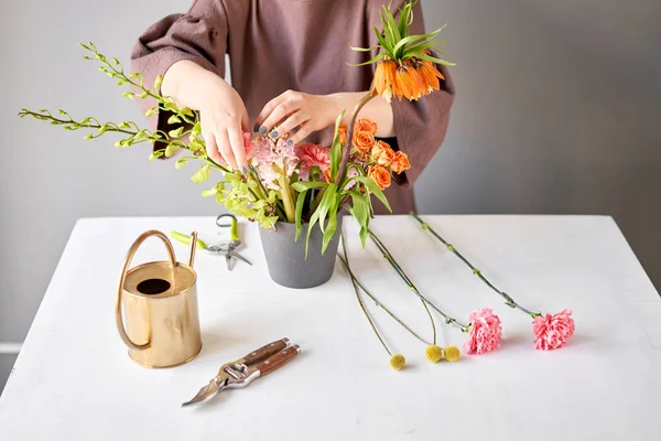 Installation étape par étape des fleurs dans un vase. Bouquet de fleurs, prêt pour la maison. Fleurs fraîches coupées pour la maison de décoration. Fleuriste européen. Livraison fleur fraîche coupée. — Photo