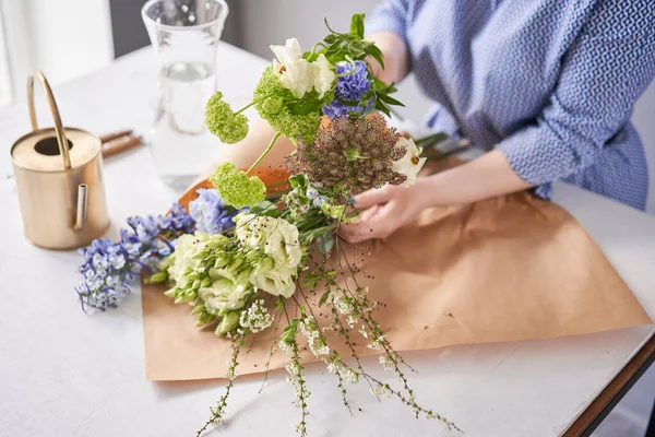 Paso a paso la instalación de las flores en el florero. Ramo de flores, listo para casa. Flores recién cortadas para la decoración del hogar. Tienda floral europea. Entrega flor fresca cortada. — Foto de Stock