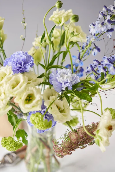 Finished flower arrangement in a vase for home. Flowers bunch, set for interior. Fresh cut flowers for decoration home. European floral shop. Delivery fresh cut flower. — Stock Photo, Image