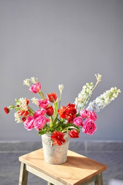 Buket 016. Çiçek aranjmanını ev için vazoda bitirdim. Çiçekler demet, iç için ayarlı. Dekorasyon için taze kesilmiş çiçekler. Avrupa çiçekçisi. Taze kesilmiş çiçek getirdim..