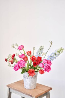 Buket 016. Çiçek aranjmanını ev için vazoda bitirdim. Çiçekler demet, iç için ayarlı. Dekorasyon için taze kesilmiş çiçekler. Avrupa çiçekçisi. Taze kesilmiş çiçek getirdim..