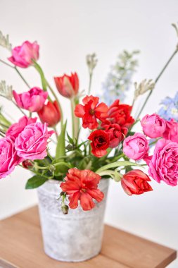 Buket 016. Çiçek aranjmanını ev için vazoda bitirdim. Çiçekler demet, iç için ayarlı. Dekorasyon için taze kesilmiş çiçekler. Avrupa çiçekçisi. Taze kesilmiş çiçek getirdim..