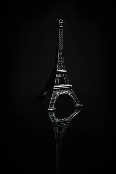 黑暗背景上的埃菲尔铁塔纪念品 — 图库照片