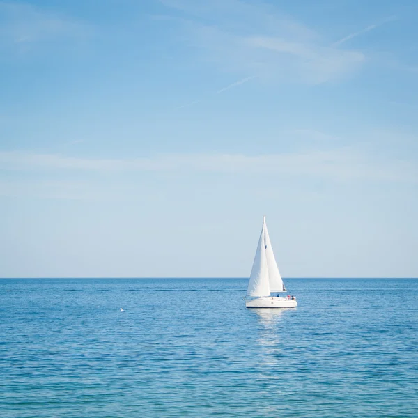 Яхта дрейфует в море Лицензионные Стоковые Фото