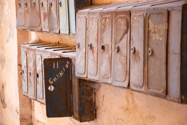 Viele alte Briefkästen — Stockfoto