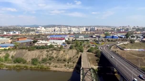 Con tráfico en verano soleado Ulan-Ude City Republic Buryatia. Vista aérea — Vídeos de Stock