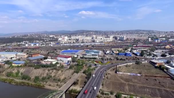 Mit Verkehr im Sommer sonnigen ulan-ude Stadt Republik Burjatien. Luftbild — Stockvideo