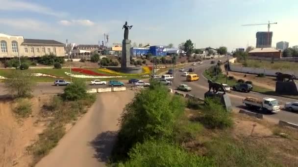 Mit Verkehr im Sommer sonnigen ulan-ude Stadt Republik Burjatien. Luftbild — Stockvideo