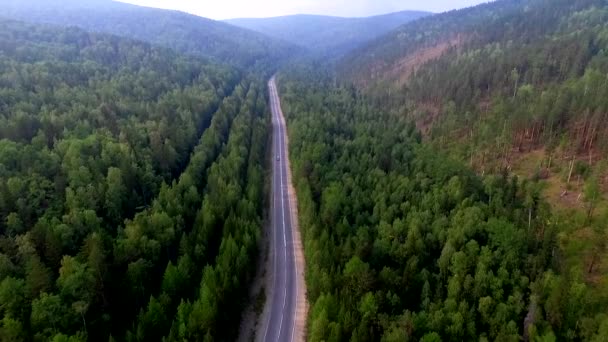 Légi nézetet Road, a tűlevelű erdő, a Bajkál-tó, Burjátföldön, Oroszország — Stock videók