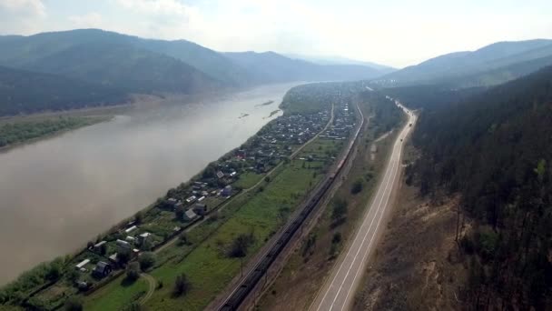 Вид с воздуха на дорогу через осенний лес Республика Бурятия — стоковое видео
