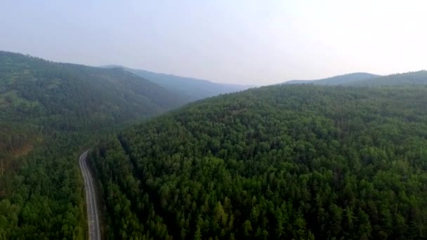 Légi nézetet Road, a tűlevelű erdő, a Bajkál-tó, Burjátföldön, Oroszország — Stock videók