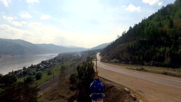 Vista aérea de la carretera a través del bosque de otoño República Buriatia — Vídeos de Stock