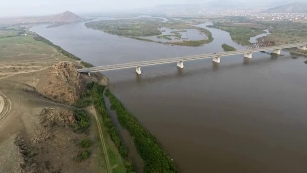 Ptáci oko most přes řeku Selenga, Ulan-Ude, Burjatsko, Rusko — Stock video