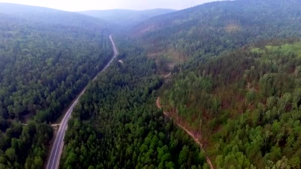 Повітряні видом на дорозі в хвойного лісу на озеро Байкал, Бурятія, Росія — стокове відео