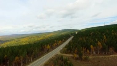 Sonbahar ormanı üzerinde kuş bakışı bir hava uçuşu. Rusya Buryatia
