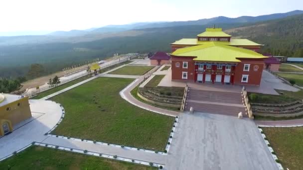 Un video a ojo de pájaro filmando dron templo budista en Ulan-Ude, República de Buriatia, Rusia — Vídeo de stock