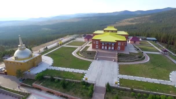 Ein aus der Vogelperspektive drehender buddhistischer Drohnen-Tempel in ulan-ude, Republik Burjatien, Russland — Stockvideo