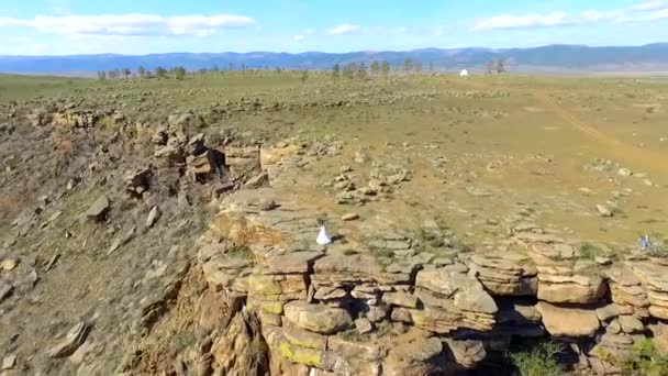 Переглянути молодят в весілля день відео dron висоти пташиного польоту — стокове відео