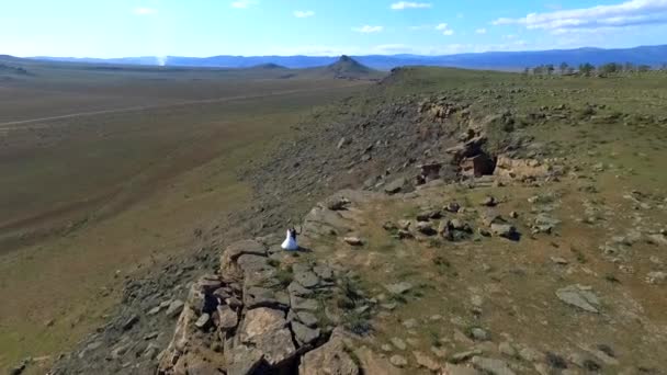 Sposi nel giorno del matrimonio video dron vista a volo d'uccello — Video Stock