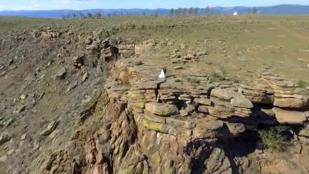 Pasgetrouwden in bruiloft dag video dron vogel-oog bekijken — Stockvideo