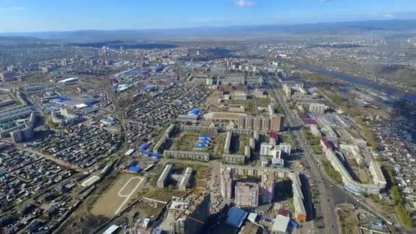Вид с воздуха на осенние улицы города Улан-Удэ, Россия, Республика Бурятия — стоковое видео