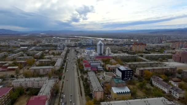 Una vista aérea de las calles de otoño de la ciudad de Ulan-Ude, Rusia, República de Buriatia — Vídeos de Stock