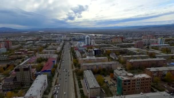 Una vista aérea de las calles de otoño de la ciudad de Ulan-Ude, Rusia, República de Buriatia — Vídeos de Stock